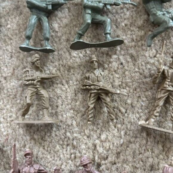 Lot of 56 Small Military Soldiers - Picture 5 of 9